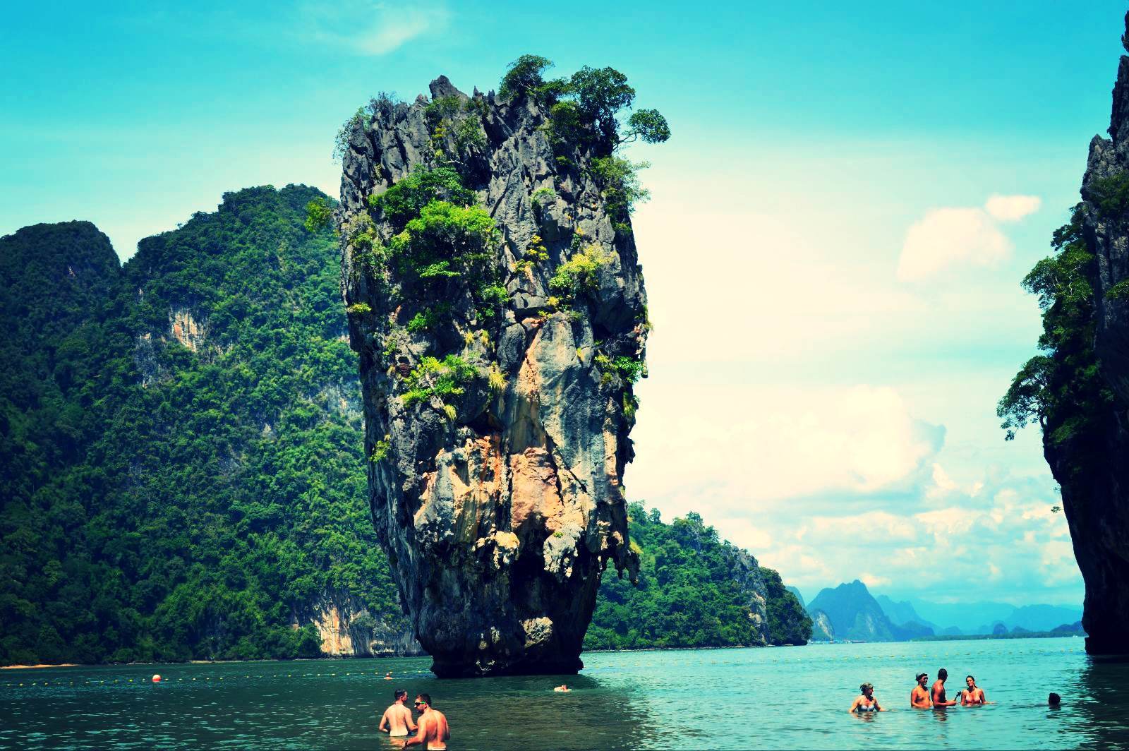 泰国攀牙湾被誉为泰国的小桂林