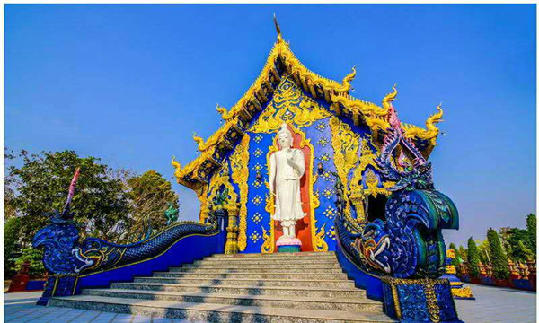 去过了白庙和黑屋,不妨去泰国清莱蓝庙看看