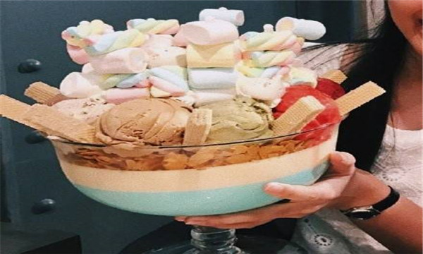 泰国的巨型冰淇淋圣代让你吃到无法自拔!1.jpg