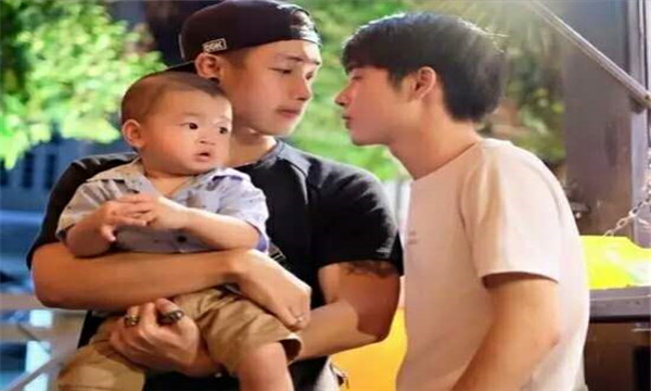 泰国男同性恋一起抚养孩子,一家三口十分幸福1.jpg