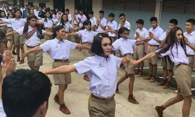 泰国男子中学开学仪式，男子汉们妖娆起舞欢迎新生4.jpg