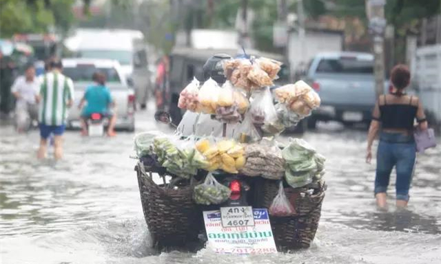 雷雨风暴袭击泰国，曼谷秒变水上市场5.jpg