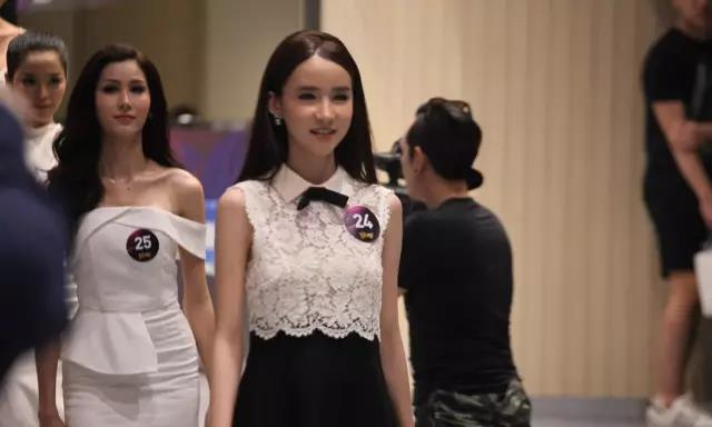 泰国人妖Yoshi参加蒂芙尼小姐选美大赛，评委犀利点评别再装可爱1.jpg