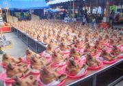 厉害！泰国包工头在寺庙摆500个猪头还愿！