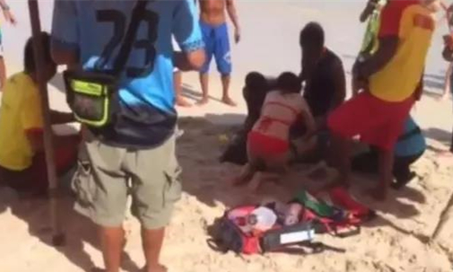 中国女游客无视警告在泰国冲浪溺水致1人重伤3人轻伤2.jpg