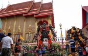 泰国寺庙外的变形金刚 吸引了大量游客