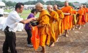 泰国佛统府989名僧人接受民众布施！