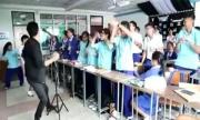 劲歌热舞，泰国学生都嗨翻了，你相信这是物理课堂吗？