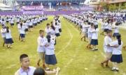 泰国256对学生跳起“广场舞”获赞有创意