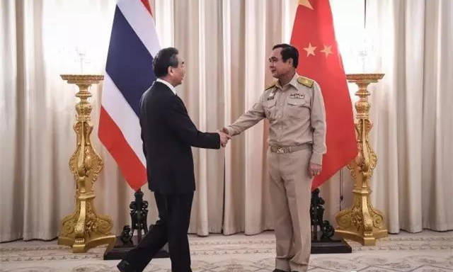泰国总理巴育上将在曼谷会见中国外交部长王毅.jpg