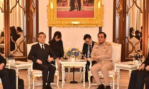 泰国总理巴育上将在曼谷会见中国外交部长王毅1.jpg