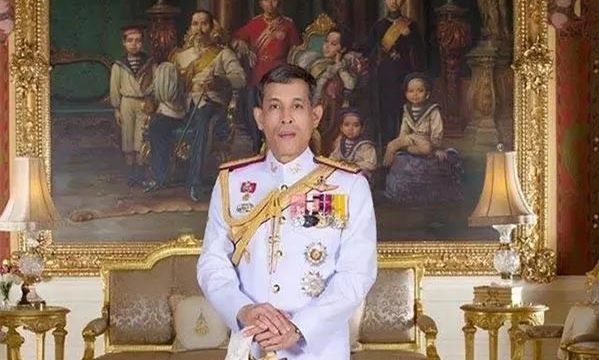 泰国哇集拉隆功国王65岁寿辰，衣着规定对象并不包括普通民众及游客2.jpg