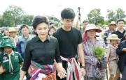 英拉与儿子现身乌汶府种花，全程被泰国军警跟随