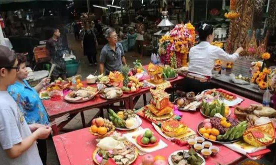 中元节鬼开大门,泰国华人也在忙着祭祀祖先