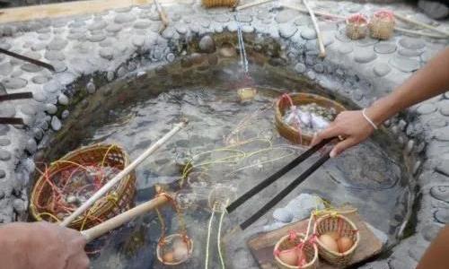 泰国清莱温泉水煮蛋备受中国游客青睐，商贩月赚15万