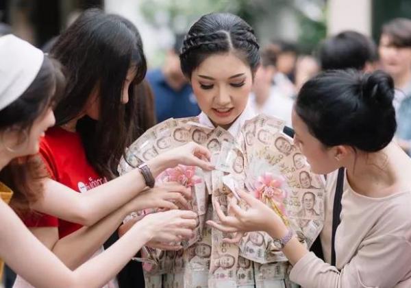 泰国美女毕业典礼，土豪父母奖励“千铢大钞毕业礼服”