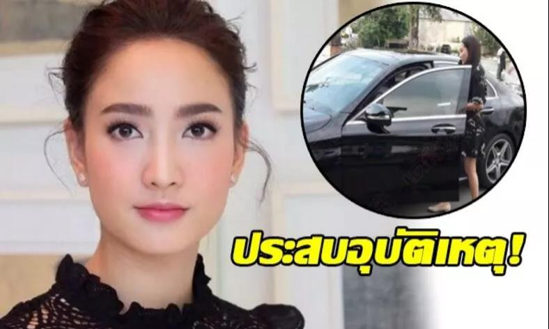 泰国人气女星Taew开奔驰意外撞翻摩托车2.jpg