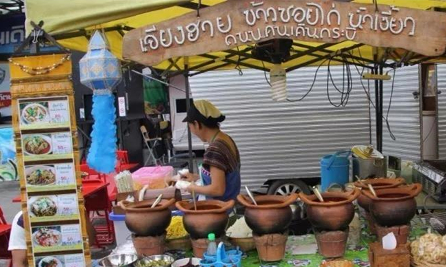 泰国甲米步行街吃货们的“天堂”1.jpg