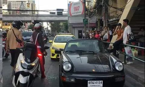 泰国人气男星马里奥驾车与出租车相撞.jpg
