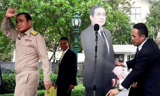 躲记者高招！泰国总理巴育搬出人形立牌后幽默离场.jpg