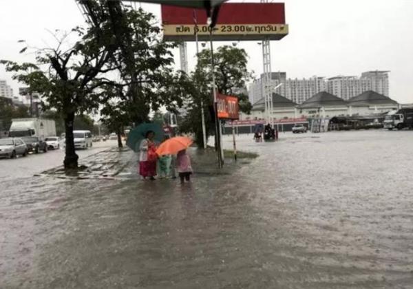 滂沱大雨泰国曼谷一夜之间变成汪洋大海
