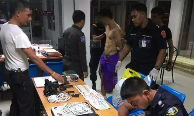 美籍韩男子疑吃性药精神错乱，在泰国机场脱衣裸奔1.jpg