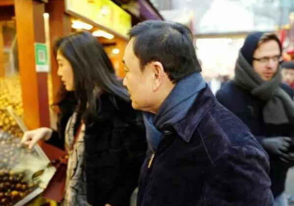 泰国前总理他信和英拉现身北京买栗子，这是要回中国过春节？！