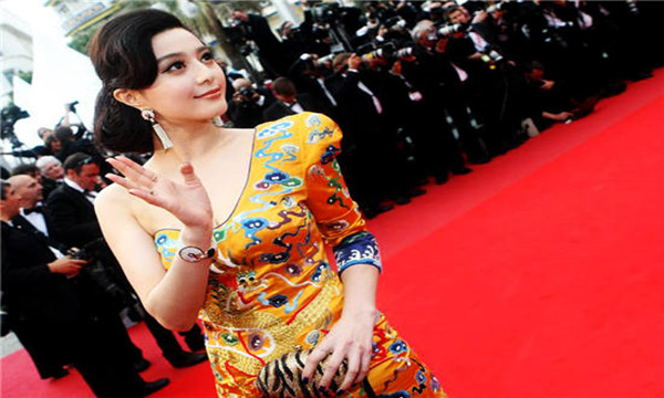 泰国当红女星Mai Davika这身“皇后黄袍”和范爷的龙袍装有的一拼!！！7.jpg