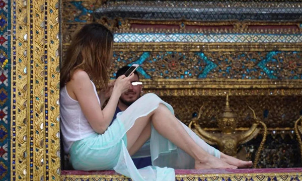 西方美女游客在玉佛寺大秀美腿，引发泰国网友犀利责骂2.jpg