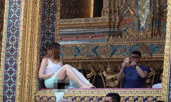 西方美女游客在玉佛寺大秀美腿，引发泰国网友犀利责骂4.jpg