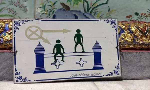 西方美女游客在玉佛寺大秀美腿，引发泰国网友犀利责骂1.jpg
