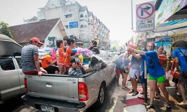 2018年泰国泼水节期间，皮卡车后车厢允许载人了？.jpg