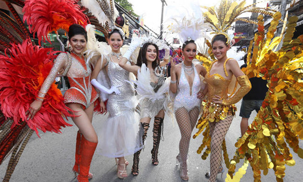77位泰国环球佳丽普吉当街走秀，引大批游客围观9.jpg