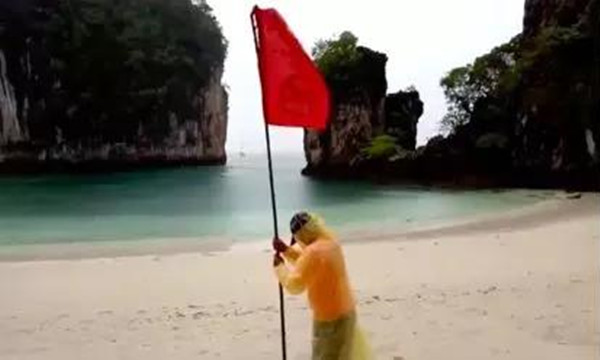 注意！泰国甲米海滩插起红旗禁止出海游玩2.jpg