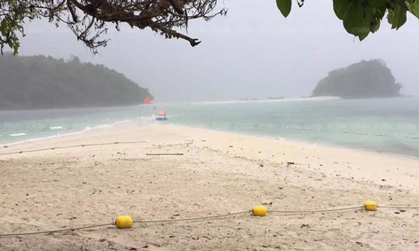 注意！泰国甲米海滩插起红旗禁止出海游玩1.jpg
