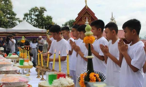 泰国“野猪足球队”13人剃度出家，向殉职海军战士致意