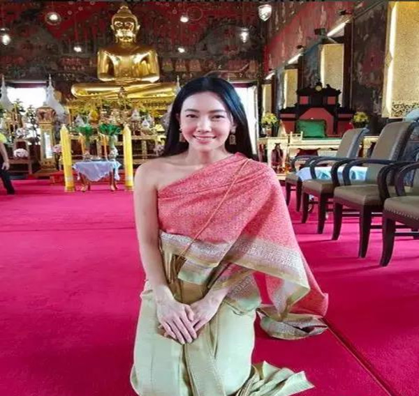 泰国女星"月亮姐姐"现身寺庙做功德,美若天仙