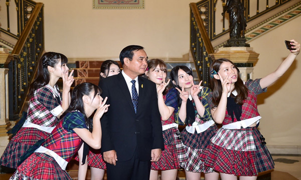 泰国总理巴育接见AKB48女团 持荧光棒充当粉丝2.jpg