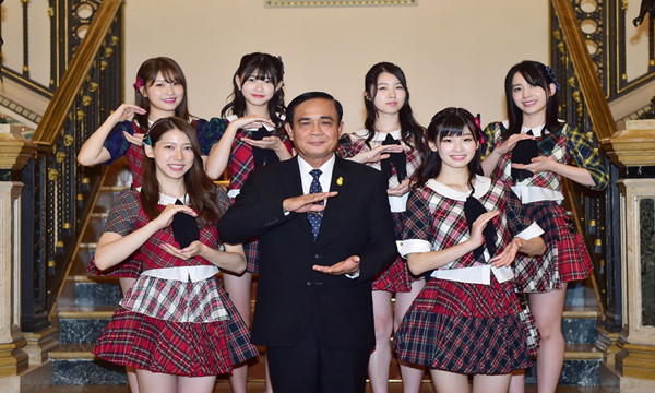 泰国总理巴育接见AKB48女团 持荧光棒充当粉丝1.jpg