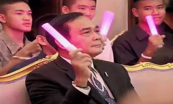泰国总理巴育接见AKB48女团 持荧光棒充当粉丝