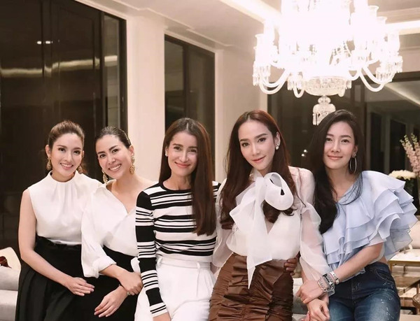 泰国女星Aum P生日，Cherry、Anne、Nune、Aff齐聚！5.jpg