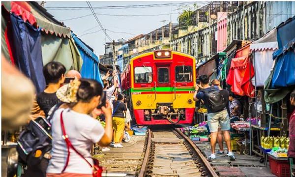 去泰国旅游绝对不能错过曼谷美功火车市场