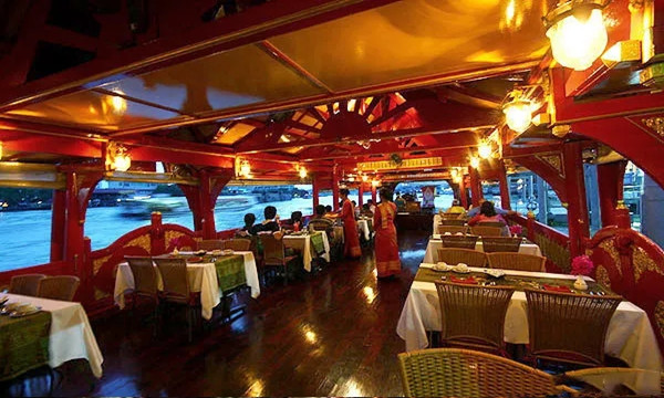 去泰国旅游，曼谷乘船夜游湄南河一定会让你印象深刻！2.webp.jpg