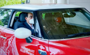 泰国总理驾驶瑞士大使馆迷你库伯的视频在网上疯传
