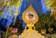 为庆祝泰国国王诞辰，曼谷举办壮观的灯光表演