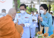 泰国总理巴育携夫人举行功德仪式