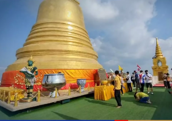 曼谷的Wat Saket寺廟迎來眾多泰國認和外國人