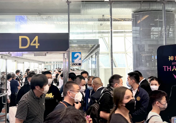 首批中国游客抵达泰国并受到热烈欢迎