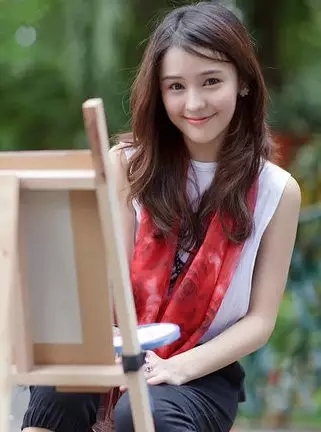 aomiz的妈妈是中国人,外祖父母是广东汕头人,是泰国新生代女演员