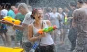 为避免发生危险，今年泰国泼水节禁用高压水枪及抹粉